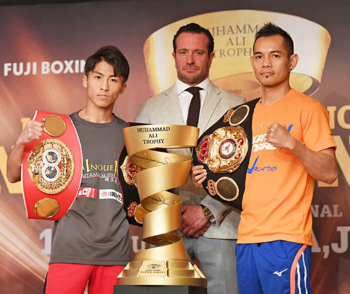 ムハマド・アリトロフィーを挟んでポーズを決める井上尚（左）とドネア（右）。中央はWBSS代表のザワーランド氏（撮影・横山健太）