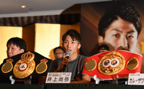 試合への意気込みを語る井上尚（中央）（撮影・横山健太）