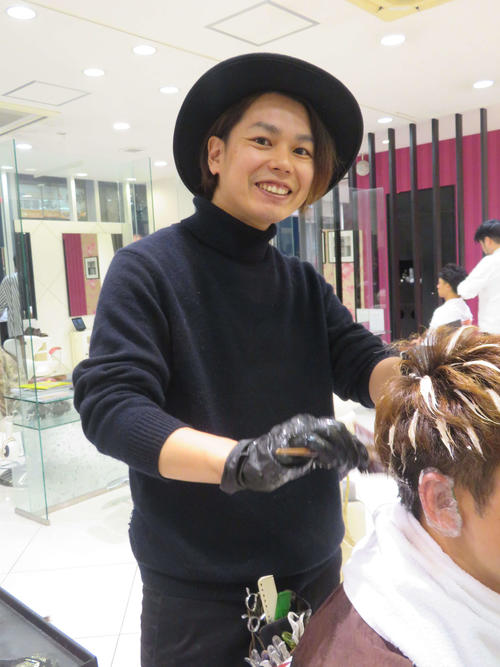 井上尚弥のヘアカットを担当するアース横浜店のオーナー、上園氏