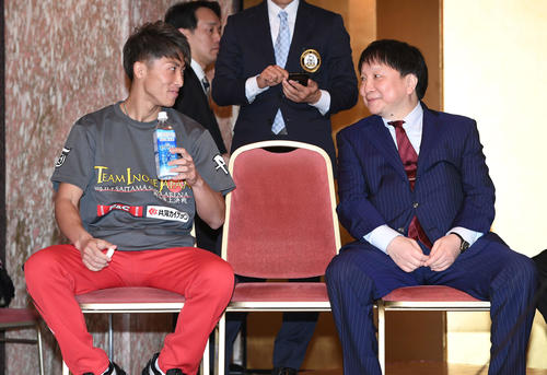 前日計量をクリアし、大橋会長（右）と笑顔を見せる井上尚弥（撮影・鈴木みどり）