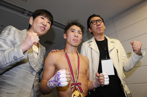 ドネアに勝利した井上尚（中央）は布袋寅泰（右）、和田アキ子（左）と記念撮影（撮影・鈴木みどり）