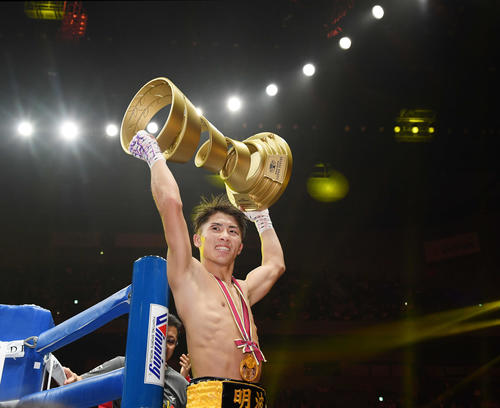 ドネアに勝利しアリ・トロフィーを掲げる井上尚（撮影・鈴木みどり）