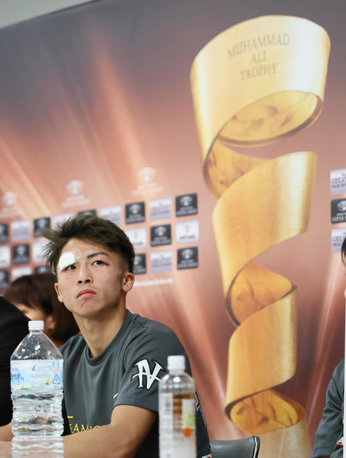 治療を終え、アリ・トロフィーのパネルの前で会見に臨む井上尚（撮影・足立雅史）