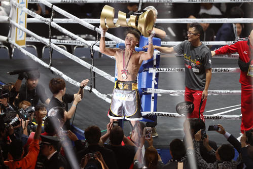 ドネアに勝利し、アリ・トロフィーを力強く掲げ、雄たけびを上げる井上尚（撮影・狩俣裕三）