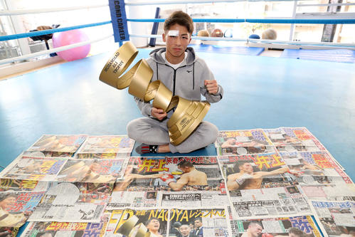 一夜明け会見後、アリ・トロフィーを抱え、スポーツ各紙を前に記念撮影をする井上（撮影・狩俣裕三）