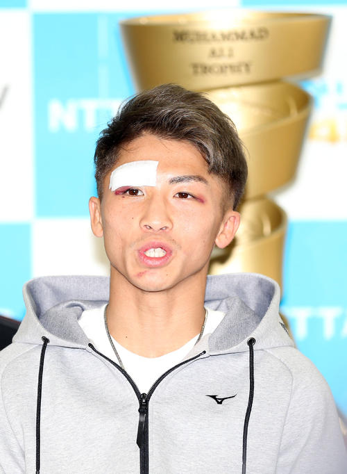 一夜明けの会見で、アリ・トロフィーを背に報道陣の質問に答える井上尚（撮影・狩俣裕三）