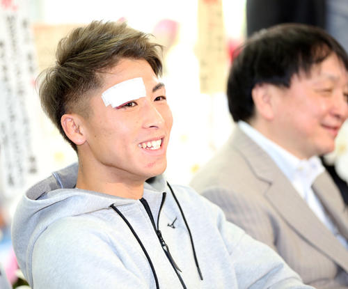 一夜明けの会見で笑顔を見せる井上尚弥（左）（撮影・狩俣裕三）