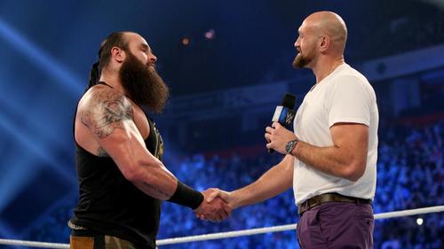 ストローマン（左）と握手を交わすボクシング元3団体統一ヘビー級王者フューリー　（Ｃ）2019WWE,Inc.AllRightsReserved.