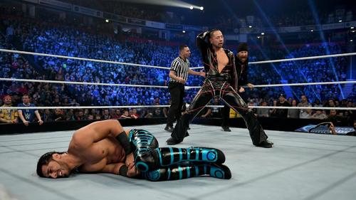 アリ（手前）の前で髪をかき上げるインターコンチネンタル王者中邑真輔（Ｃ）2019WWE,Inc.AllRightsReserved.
