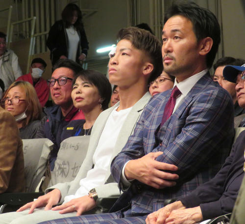 後楽園ホールで、元WBC世界バンタム級王者山中氏（右）と試合観戦する2団体統一同級王者井上