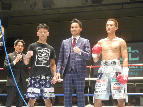 1回TKO勝ちで決勝進出した中嶋一輝（右）と山中慎介氏（中央）をはさんで対戦する堤聖也