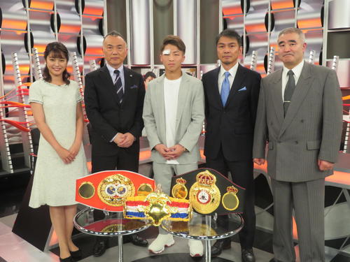 WOWOWの収録に参加した2団体統一バンタム級王者井上尚弥（左から3番目）