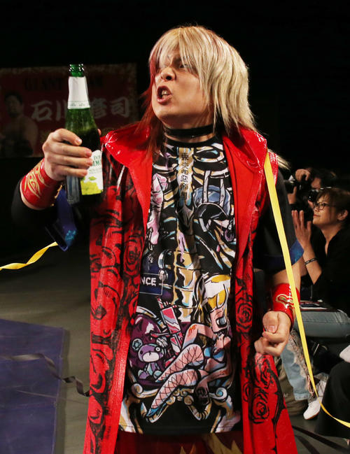 4月23日、全日本プロレス仙台大会の10人タッグマッチに登場し、シャンパンを手にする愛澤No．1（撮影・野上伸悟）