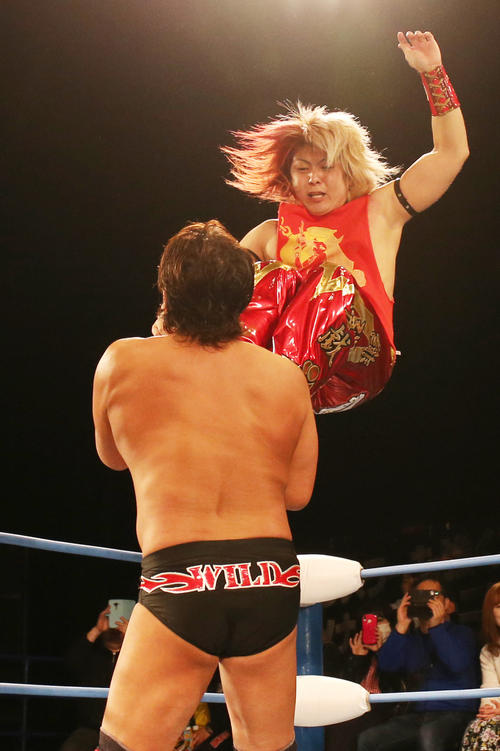 4月23日、全日本プロレス仙台大会の10人タッグマッチで、コーナーから大森隆男にキックを見舞う愛澤No．1（撮影・野上伸悟）