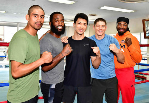 公開練習でスパーリングパートナーらと記念撮影に臨む村田（中央）。左からルナ、ロビンソン、1人おいてコピレンコ、スティーン（撮影・小沢裕）
