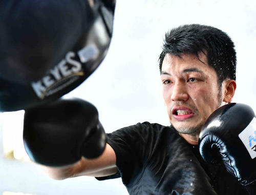 公開練習で汗を飛び散らしながらミット打ちする村田（撮影・小沢裕）