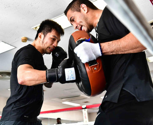 公開練習でリナレストレーナー（右）の構えるミットに鋭いパンチをぶちこむ村田（撮影・小沢裕）
