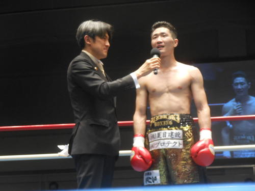 2回TKO勝ちでインタビューを受ける栗原慶太