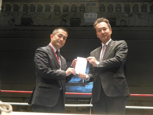 新田渉世会長（左）から神奈川県共同募金中島孝夫事務局長に義援金を贈った