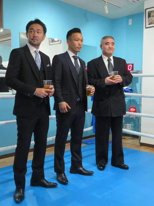 帝拳ジムの浜田代表（右端）、元WBC世界バンタム級王者山中氏（左端）とジムのプレオープンで乾杯する元WBA世界スーパーバンタム級王者下田氏