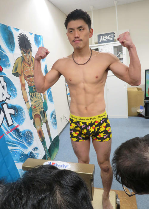 前日計量をパスした初代日本ユース・フェザー級王者溜田
