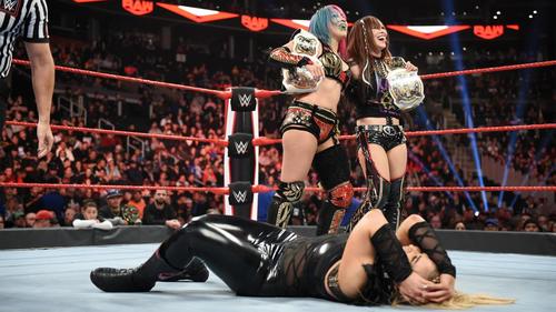 ナタリア（手前）をシングル戦で撃破し、セイン（右）と勝利を喜ぶアスカ（Ｃ）2019WWE,Inc.AllRightsReserved