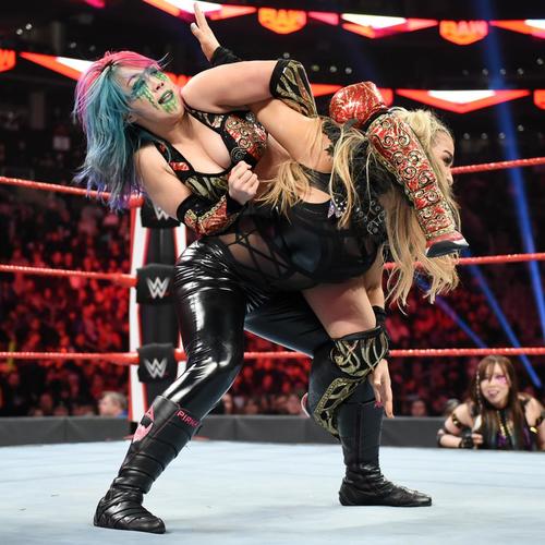 ナタリア（右）を卍固めで絞めるアスカ（Ｃ）2019WWE,Inc.AllRightsReserved