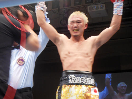 逆転TKO勝ちした草野慎悟（撮影・河合香）