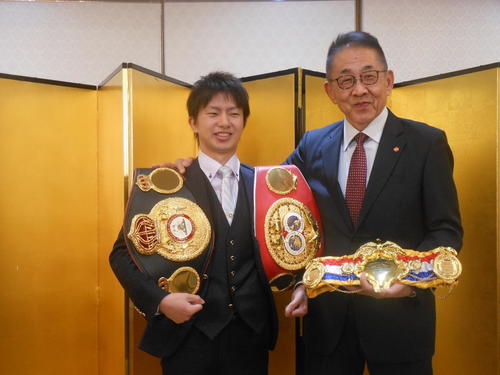 引退を発表した元世界王者田口良一（左）と渡辺均会長