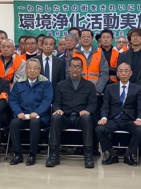 JR大塚駅前をパトロールした蝶野正洋（中央）