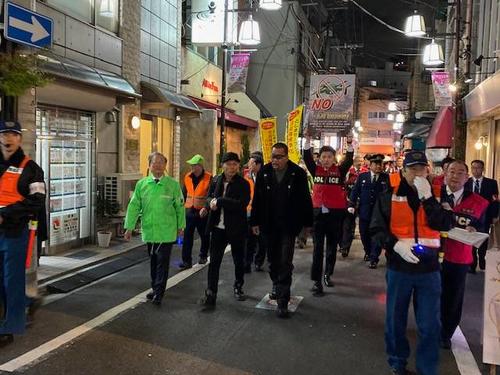 JR大塚駅前をパトロールした蝶野正洋（中央）