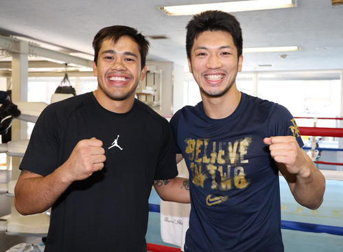 新スパーリングパートナーのミサエル・ロドリゲス（左）と記念撮影する村田諒太（撮影・中島郁夫）