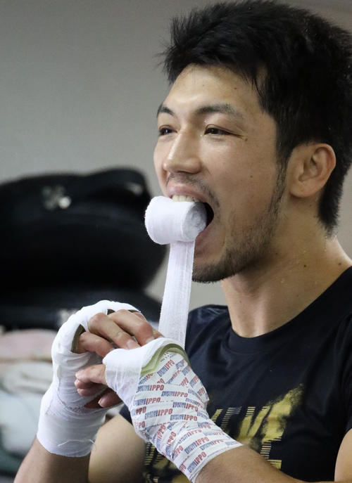 バンテージを巻く村田（撮影・中島郁夫）