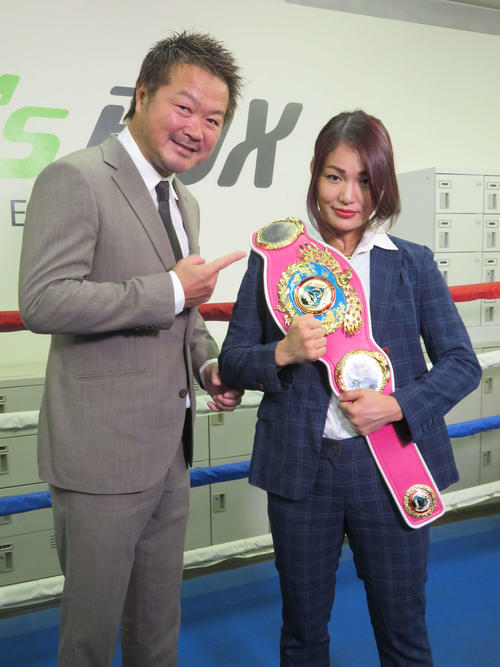 所属ジムの加山利治会長（左）とともに初防衛戦の発表会見に臨んだWBO女子世界スーパーフライ級王者吉田実代