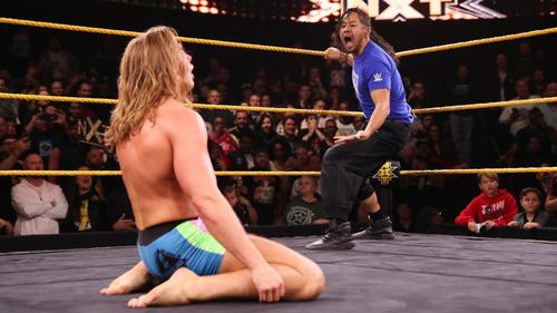 リドル（左）にキンシャサを狙うインターコンチネンタル王者中邑（C）2019WWE,Inc.AllRightsReserved.