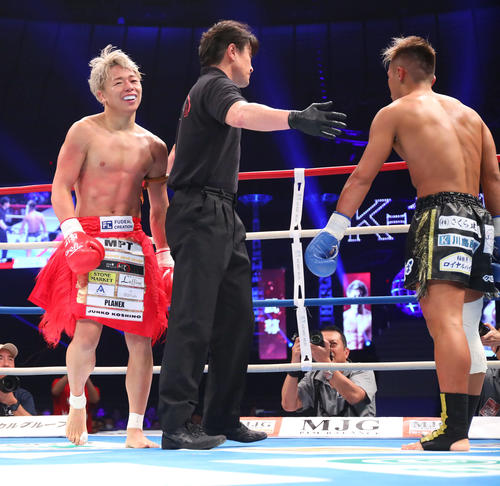第3R、村越（右）と判定までもつれ込み苦笑いの武尊（撮影・河田真司）