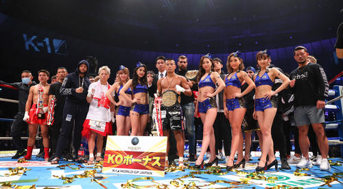江川（中央）を中心にフォトセッションで写真に納まる「K－1　WORLD　GP2019～よこはまつり～」の出場選手たち（撮影・河田真司）