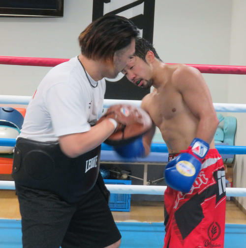松本トレーナー（左）とミット打ちの確認をする元3階級制覇王者八重樫