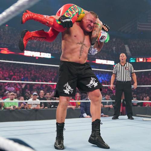 ミステリオJr．（上）をF5で投げようとするレスナー（C）2019WWE，Inc．AllRightsReserved