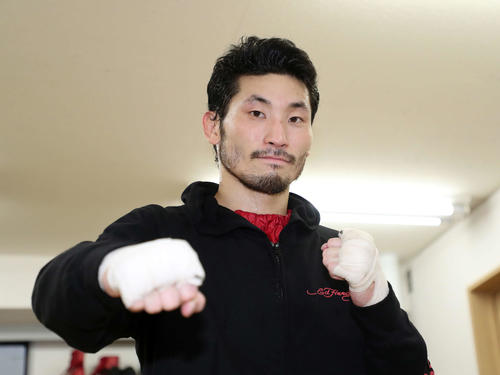 ファイティングポーズする岩佐（撮影・鈴木正人）