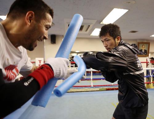 公開練習で、発泡スチロールの棒を使って、練習をする村田（撮影・狩俣裕三）