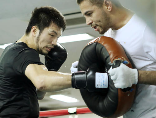 公開練習で力強いボディーを打ち込む村田（撮影・狩俣裕三）