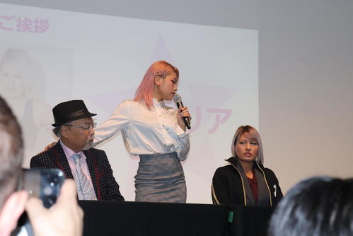 ジュリア（右）の入団会見中に、木村花（中央）が「ハーフは2人いらない」と乱入。左はロッシー小川プロデューサー
