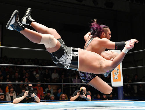 YOSHI－HASHI、石井組対SANADA、EVIL組　石井（手前）にラリアットを決めるEVIL（撮影・滝沢徹郎）