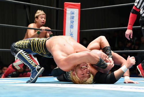 YOSHI－HASHI、石井組対SANADA、EVIL組　石井（右）を締め上げるSANADA（撮影・滝沢徹郎）