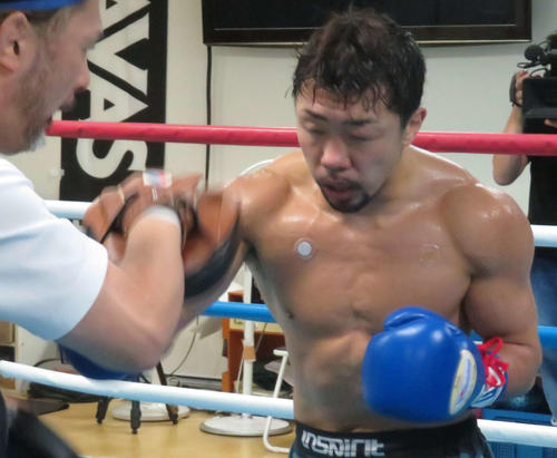 松本トレーナー（左）とのミット打ちを消化した元3階級制覇王者八重樫