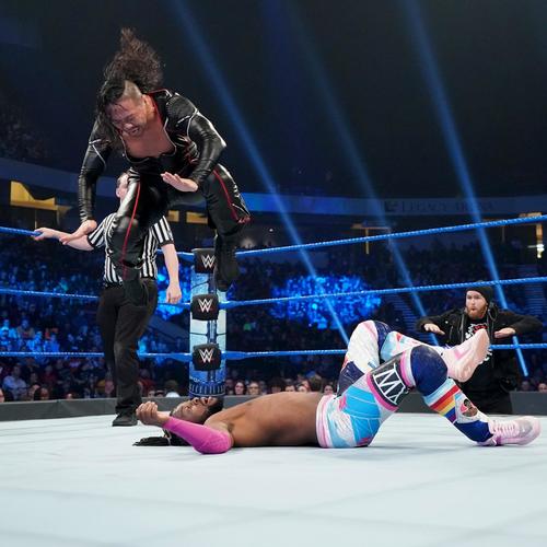 キングストン（下）にニードロップを狙う中邑（C）2019WWE，Inc.AllRightsReserved