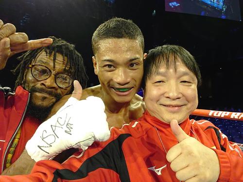 2回KO勝ちした平岡（中央）は父ジャスティス・トレーナー（左端）、大橋会長と笑顔（大橋ジム提供）