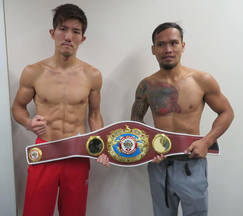 WBOアジア・パシフィック・スーパーライト級王座決定戦の計量にパスした同級1位井上（左）と同級5位チャベス