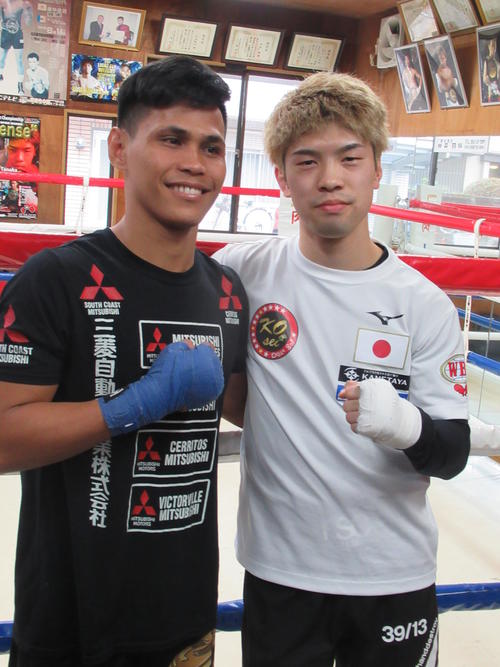 WBO世界フライ級王者田中（右）はスパーリングパートナーのママと撮影に応じる（撮影・実藤健一）